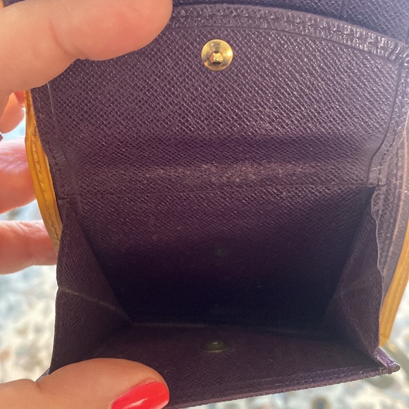 Authentic Louis Vuitton Epi bifold wallet - Picture 6 of 10